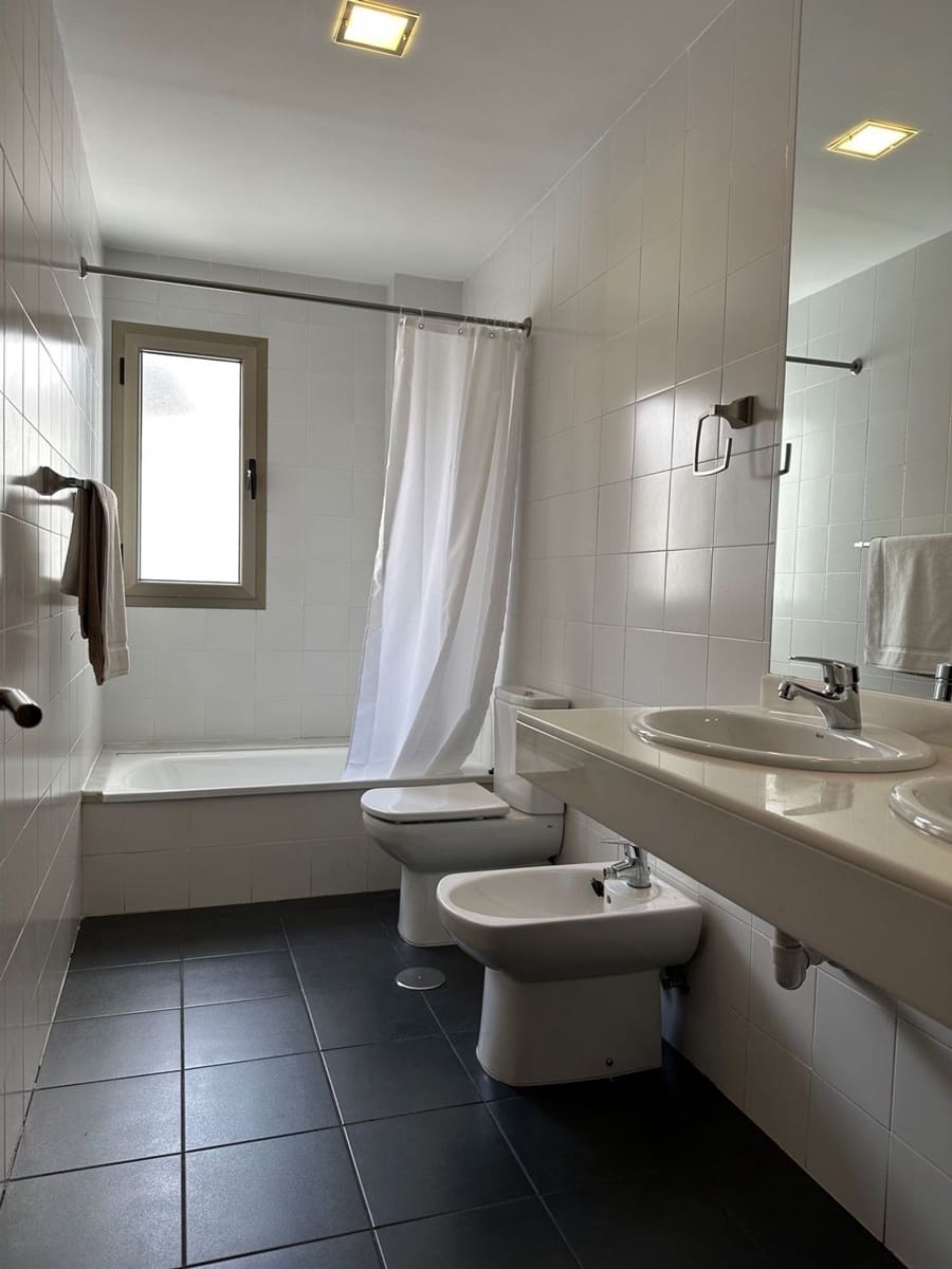 2 slaapkamer Appartement te huur in Las Palmas de Gran Canaria met garage - € 1.300 (Ref: 9064914)