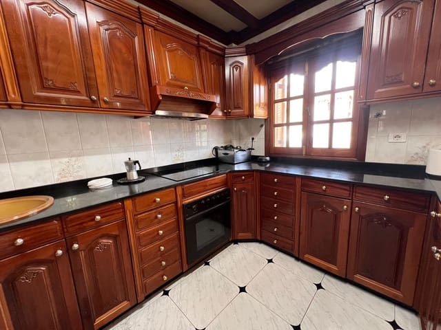 3 makuuhuone Omakotitalo myytävänä paikassa Moya mukana 
autotalli - 385 000 € (Ref: 9095911)