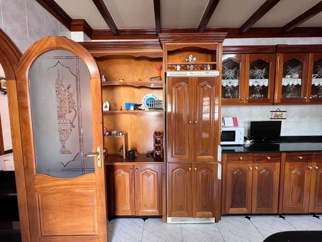 3 makuuhuone Omakotitalo myytävänä paikassa Moya mukana 
autotalli - 385 000 € (Ref: 9095911)