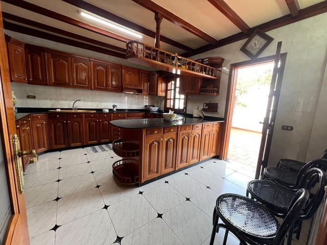 3 makuuhuone Omakotitalo myytävänä paikassa Moya mukana 
autotalli - 385 000 € (Ref: 9095911)