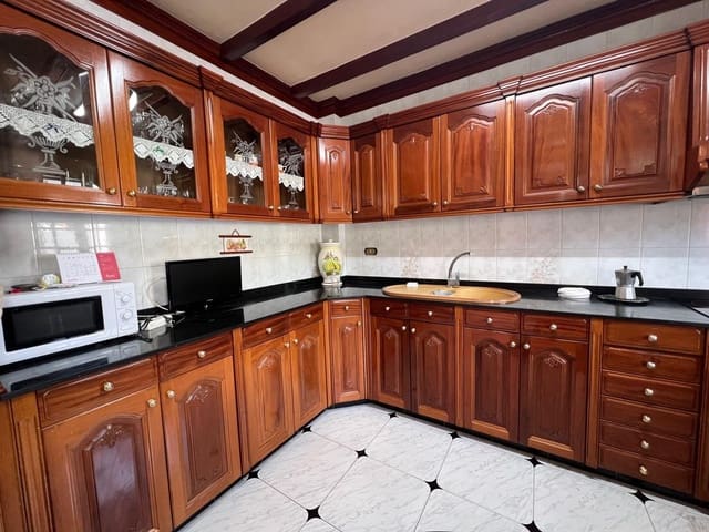 3 makuuhuone Omakotitalo myytävänä paikassa Moya mukana 
autotalli - 385 000 € (Ref: 9095911)