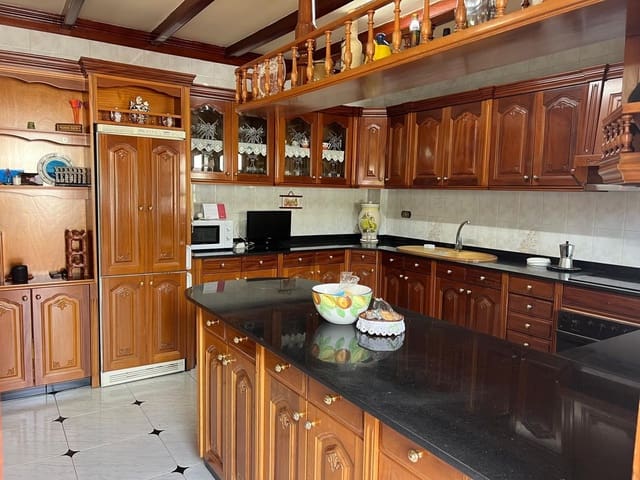 3 makuuhuone Omakotitalo myytävänä paikassa Moya mukana 
autotalli - 385 000 € (Ref: 9095911)