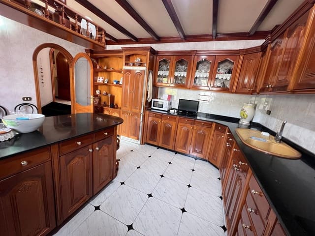 3 makuuhuone Omakotitalo myytävänä paikassa Moya mukana 
autotalli - 385 000 € (Ref: 9095911)