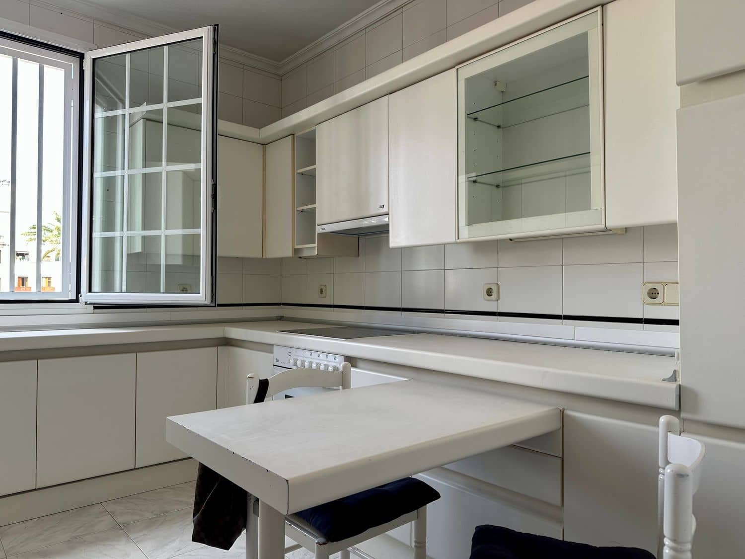 2 soverom Leilighet til leie i Las Palmas de Gran Canaria med garasje - € 1 300 (Ref: 9166730)