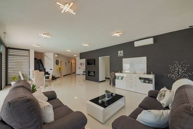 5 bedroom Finca/Country House for sale in Tuineje with pool garage - € 1,903,500 (Ref: 9187915)