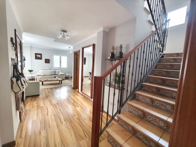 3 bedroom Townhouse for sale in San Lorenzo, Las Palmas de Gran Canaria with garage - € 329,900 (Ref: 9251708)