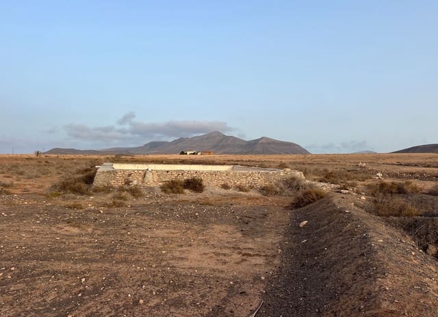 Grunde uden byggetilladelser til salg i Antigua - € 120.000 (Ref: 9321436)