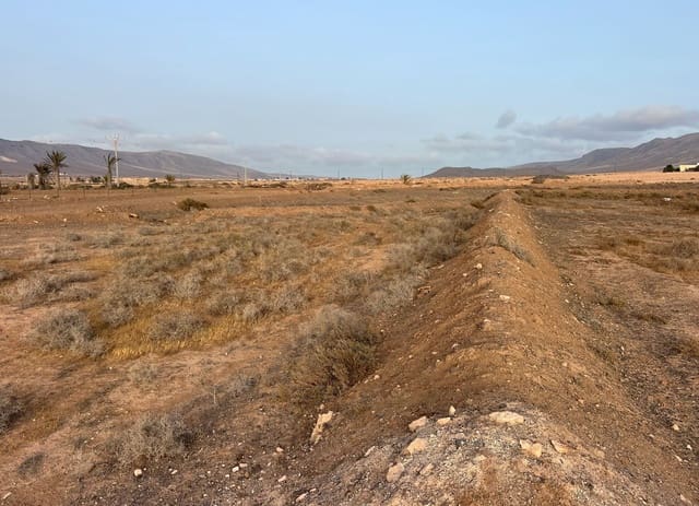 Grunde uden byggetilladelser til salg i Antigua - € 120.000 (Ref: 9321436)