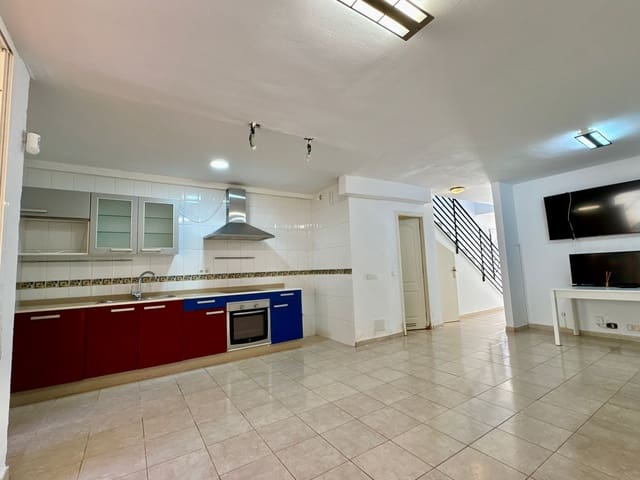 3 soverom Hus til salgs i Santa Lucía de Tirajana med garasje - € 270 000 (Ref: 9378674)