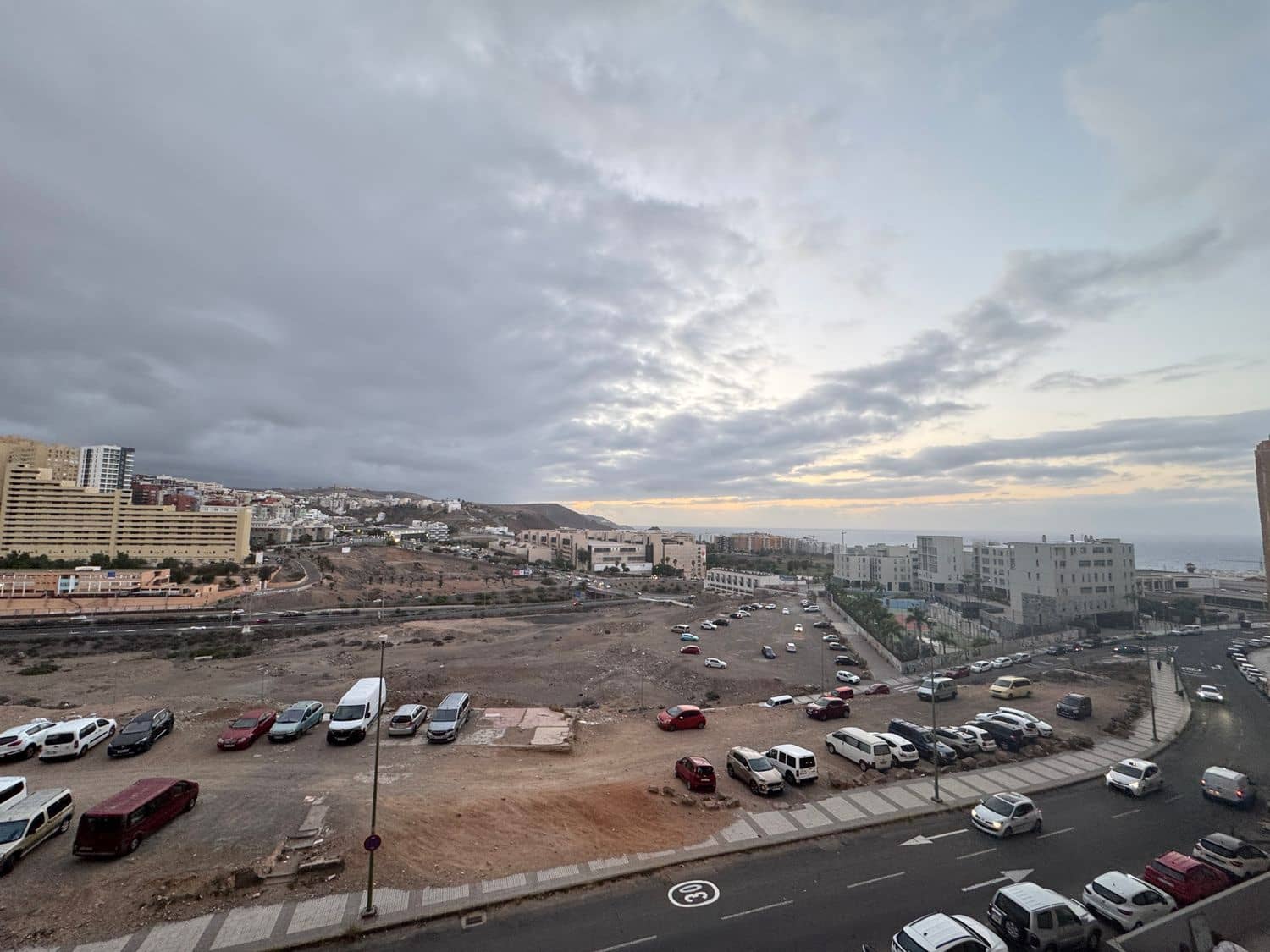 3 slaapkamer Appartement te huur in Las Palmas de Gran Canaria met garage - € 950 (Ref: 9378675)