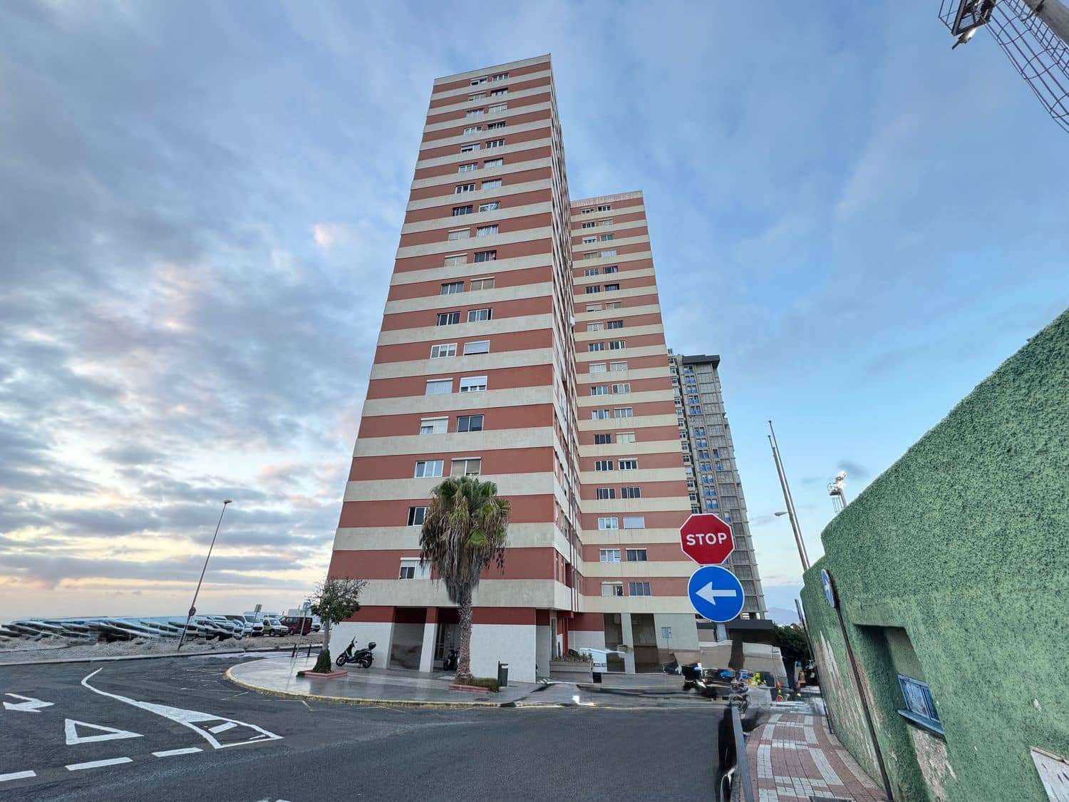 3 slaapkamer Appartement te huur in Las Palmas de Gran Canaria met garage - € 950 (Ref: 9378675)