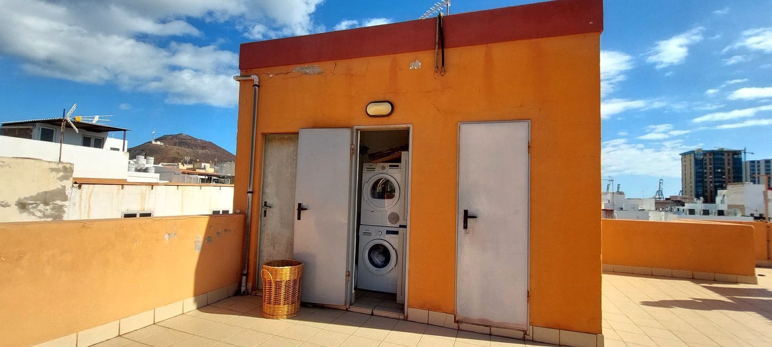 2 bedroom Apartment for sale in Las Palmas de Gran Canaria with garage - € 250,000 (Ref: 9483416)