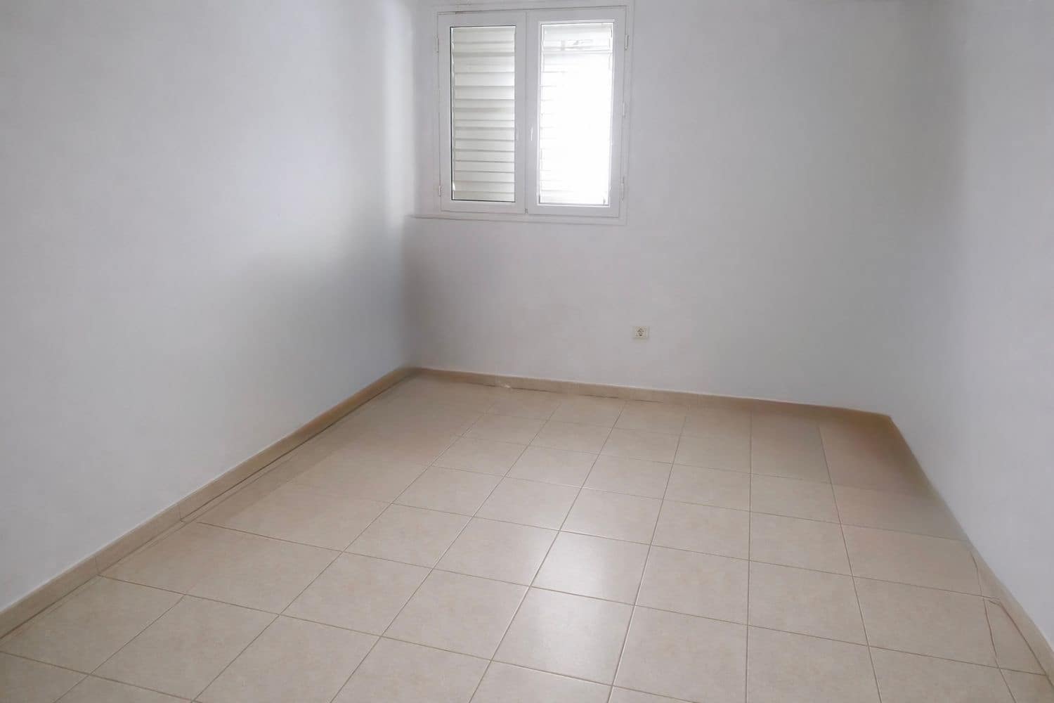 4 bedroom Apartment for sale in Las Palmas de Gran Canaria with garage - € 125,000 (Ref: 9484992)