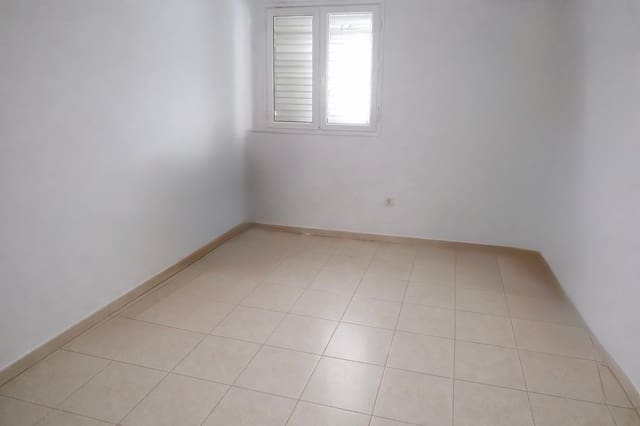 4 makuuhuone Huoneisto myytävänä paikassa Carretera Centro, Las Palmas de Gran Canaria mukana 
autotalli - 125 000 € (Ref: 9484992)