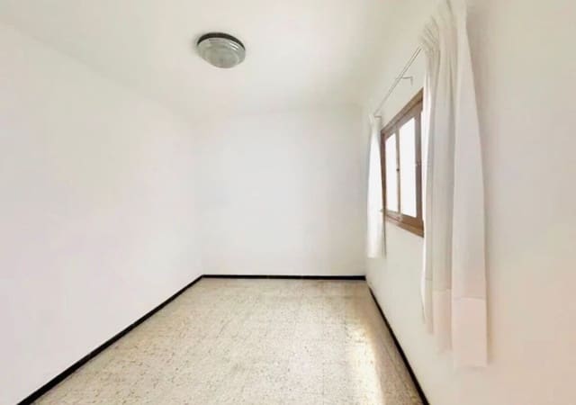 4 makuuhuone Huoneisto myytävänä paikassa Carretera Centro, Las Palmas de Gran Canaria mukana 
autotalli - 125 000 € (Ref: 9484992)