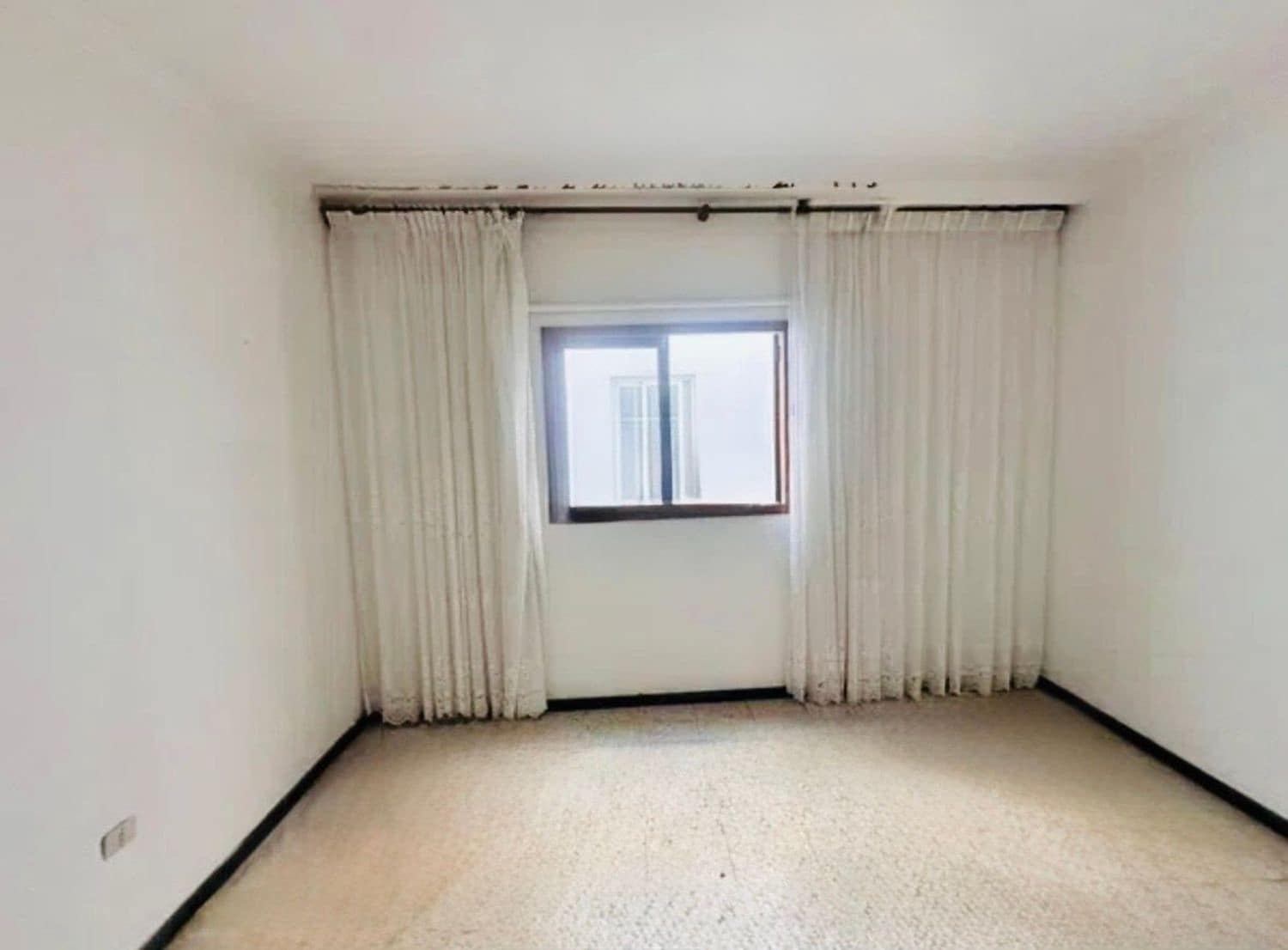 4 bedroom Apartment for sale in Las Palmas de Gran Canaria with garage - € 125,000 (Ref: 9484992)