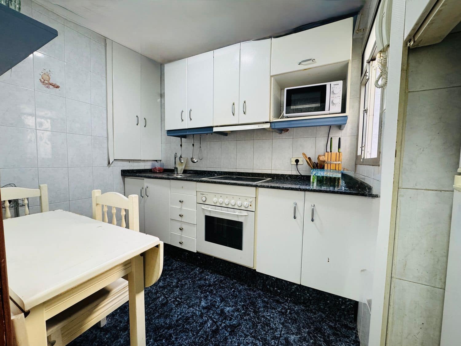 4 bedroom Apartment for sale in Las Palmas de Gran Canaria with garage - € 125,000 (Ref: 9484992)