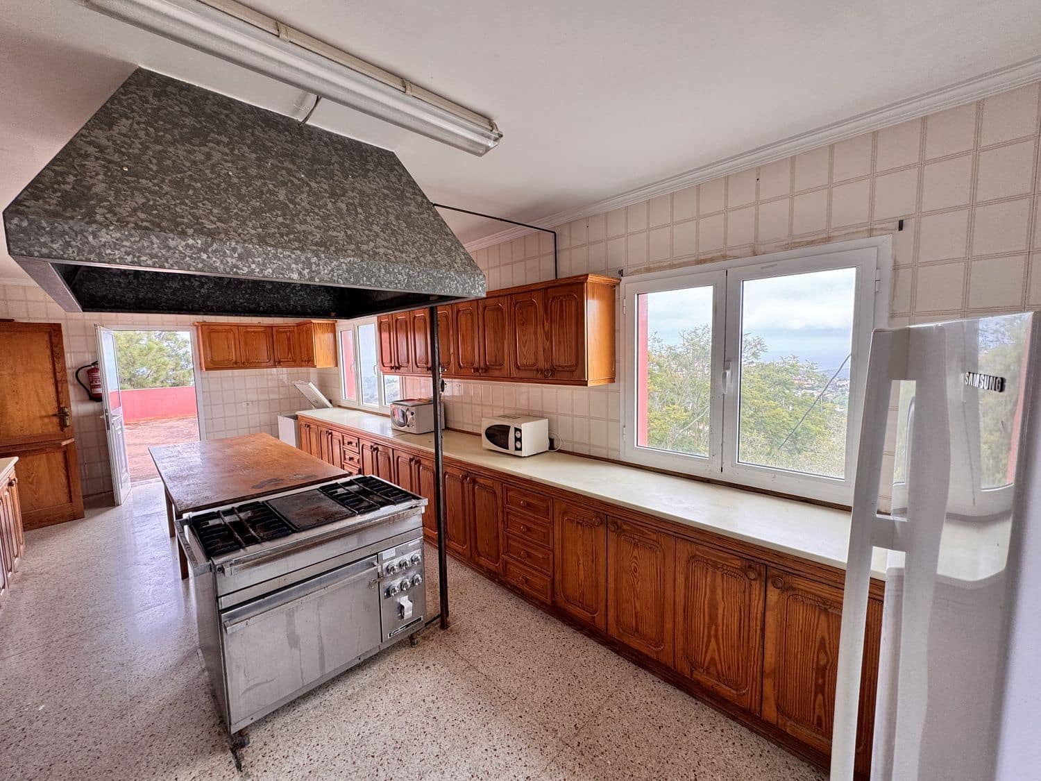 10 bedroom Villa for sale in Santa Brigida with garage - € 650,000 (Ref: 9594504)