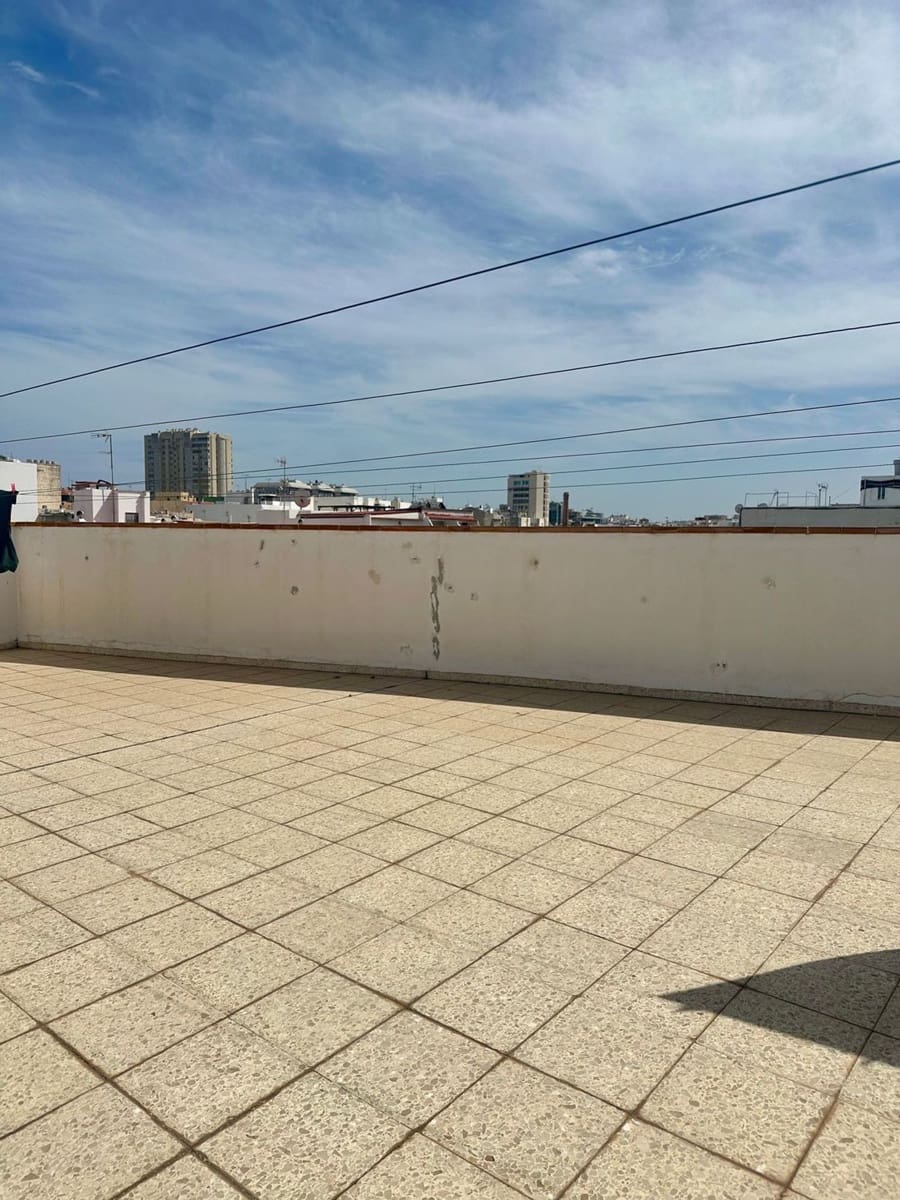 2 bedroom Apartment for sale in Las Palmas de Gran Canaria with garage - € 225,000 (Ref: 9610764)