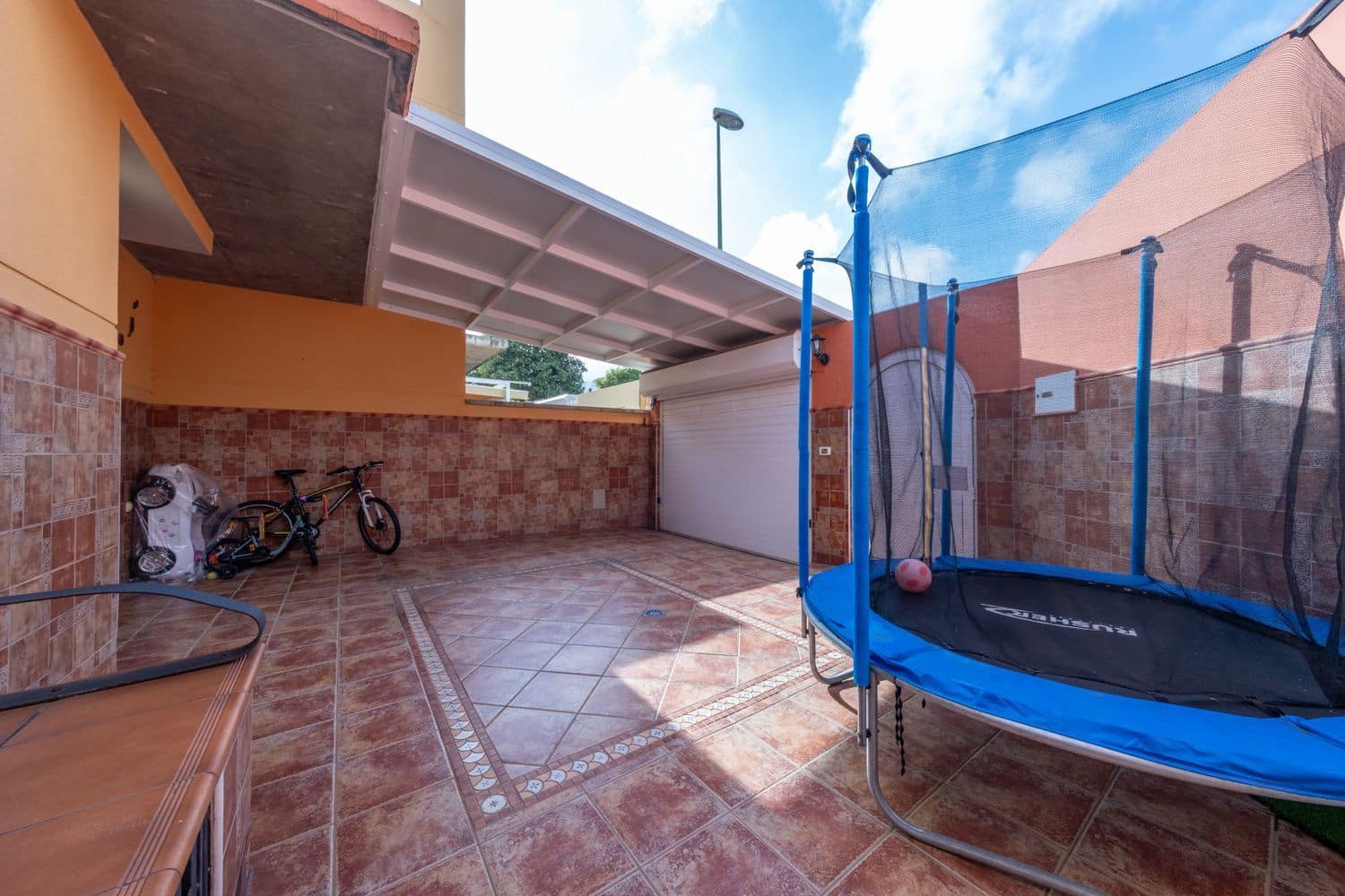 3 bedroom Townhouse for sale in Las Palmas de Gran Canaria with garage - € 365,000 (Ref: 9721036)