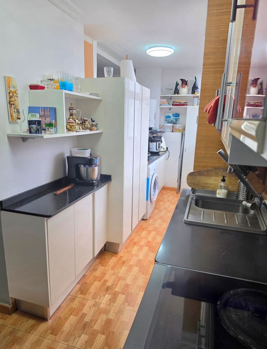 2 soverom Leilighet til salgs i Las Palmas de Gran Canaria med garasje - € 280 000 (Ref: 9751516)