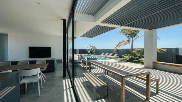 4 slaapkamer Villa te koop in Corralejo, La Oliva met zwembad garage - € 1.150.000 (Ref: 9777340)