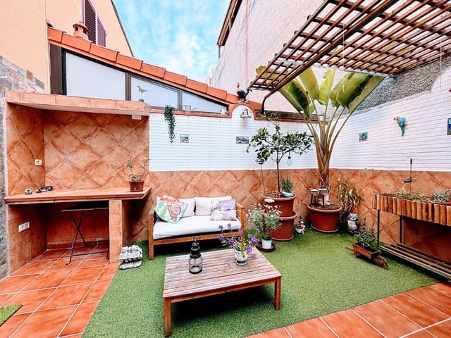 4 chambre Maison de Ville à vendre à Almatriche, Las Palmas de Gran Canaria avec garage - 339 900 € (Ref: 9824565)