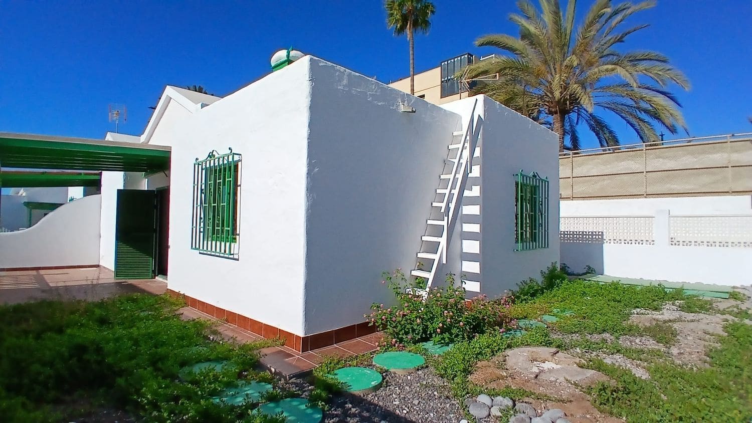Casa de 3 habitaciones en Playa del Inglés en venta con piscina garaje - 360.000 € (Ref: 9824568)