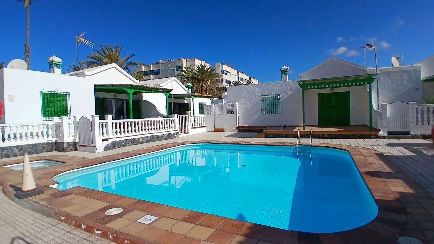 Casa de 3 habitaciones en Playa del Inglés en venta con piscina garaje - 360.000 € (Ref: 9824568)