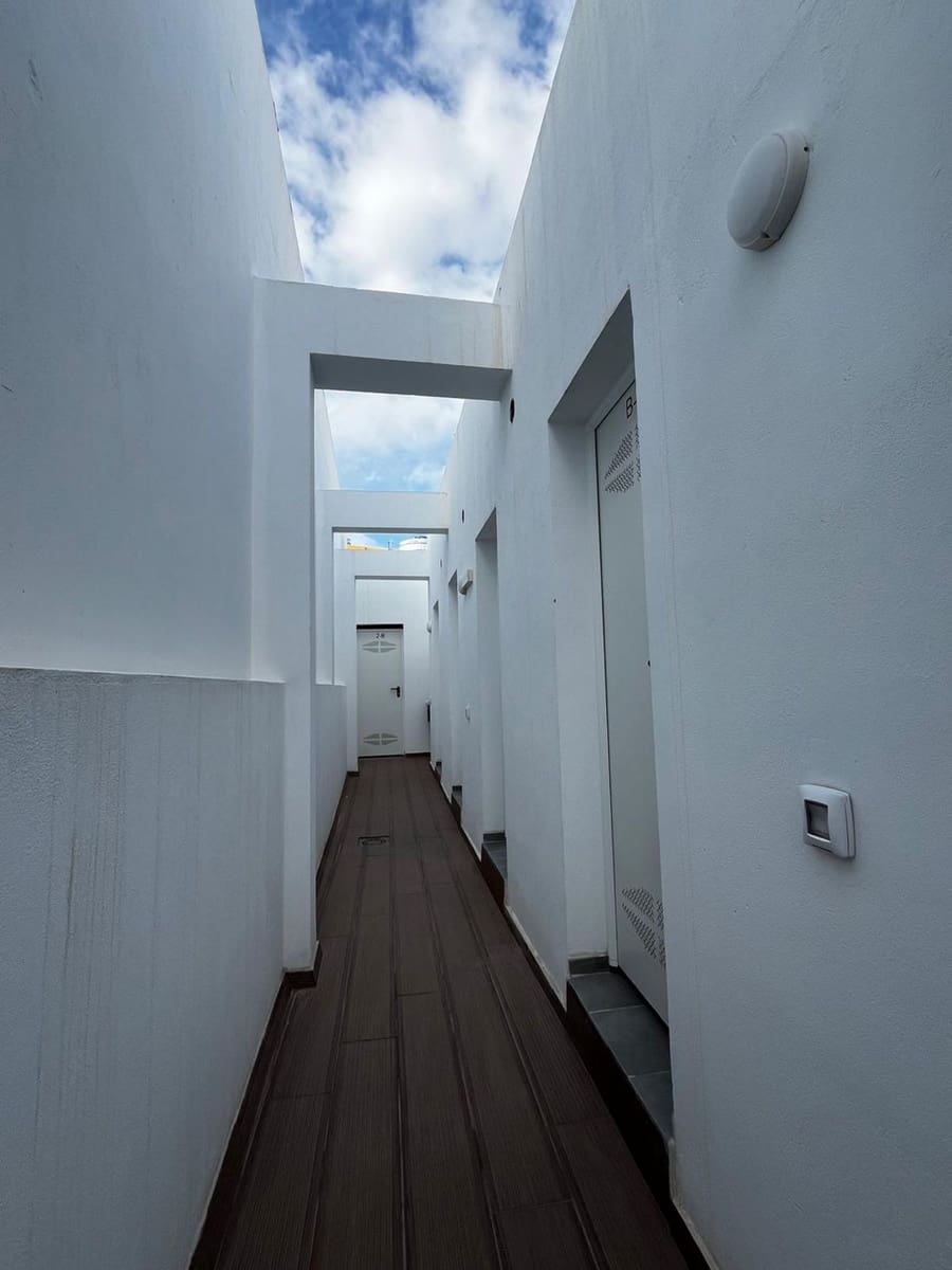 2 bedroom Apartment for rent in Las Palmas de Gran Canaria with garage - € 1,100 (Ref: 9848954)