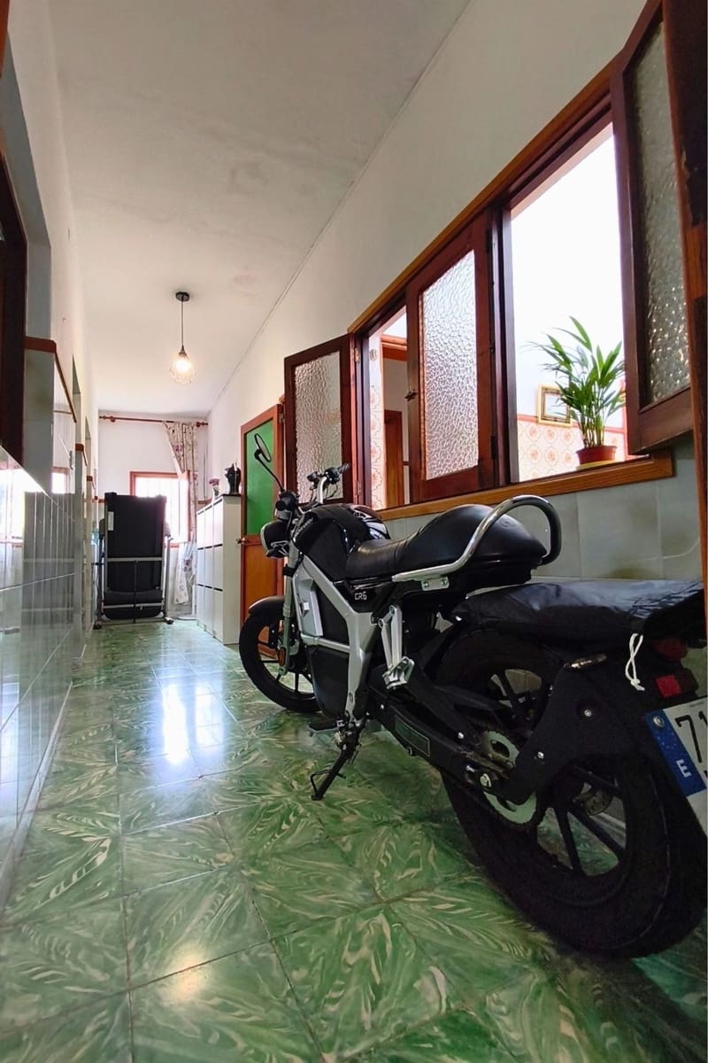 4 bedroom Townhouse for sale in Agaete with garage - € 265,000 (Ref: 9866232)