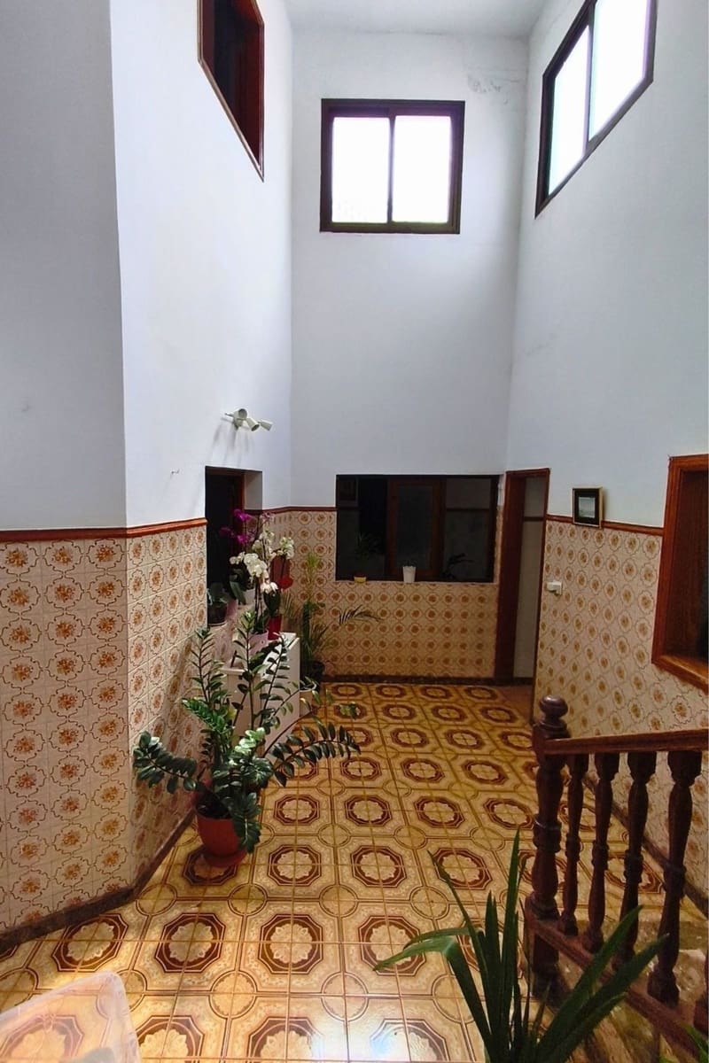 4 bedroom Townhouse for sale in Agaete with garage - € 265,000 (Ref: 9866232)