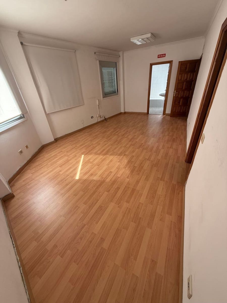 Office for rent in Las Palmas de Gran Canaria - € 700 (Ref: 9949056)