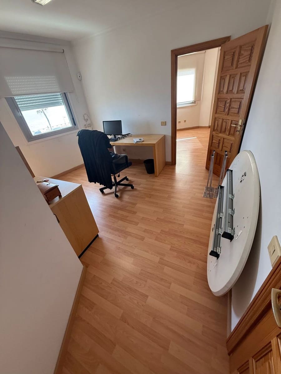 Office for rent in Las Palmas de Gran Canaria - € 700 (Ref: 9949056)