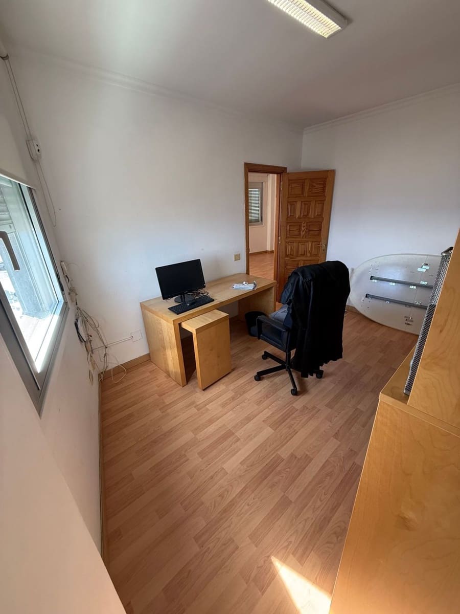 Office for rent in Las Palmas de Gran Canaria - € 700 (Ref: 9949056)