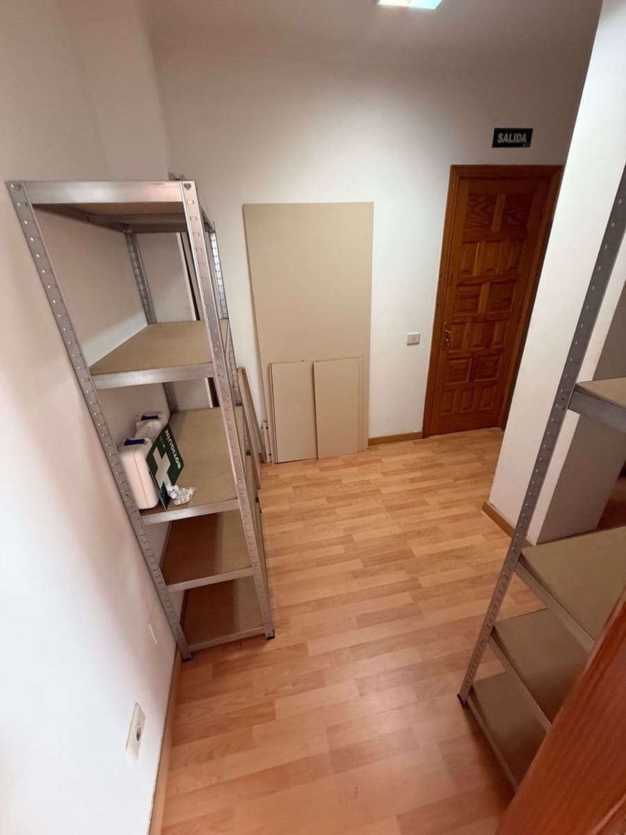Office for rent in Las Palmas de Gran Canaria - € 700 (Ref: 9949056)