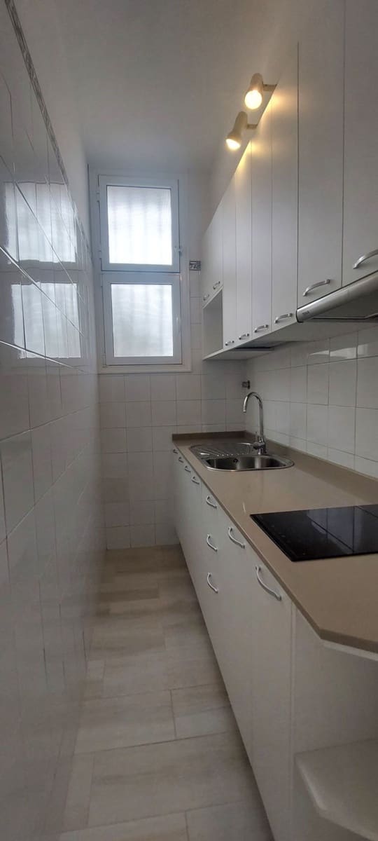 Leilighet til leie i Las Palmas de Gran Canaria med garasje - € 775 (Ref: 9949058)