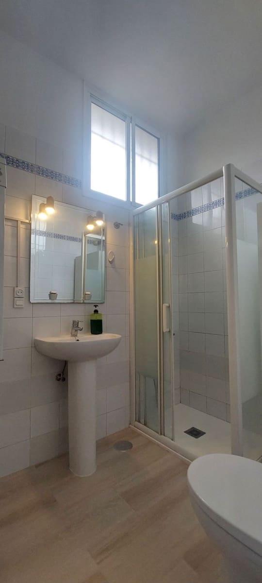 Leilighet til leie i Las Palmas de Gran Canaria med garasje - € 775 (Ref: 9949058)