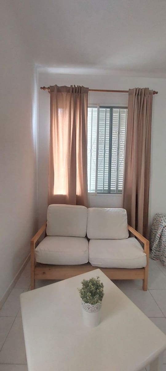 Leilighet til leie i Las Palmas de Gran Canaria med garasje - € 775 (Ref: 9949058)