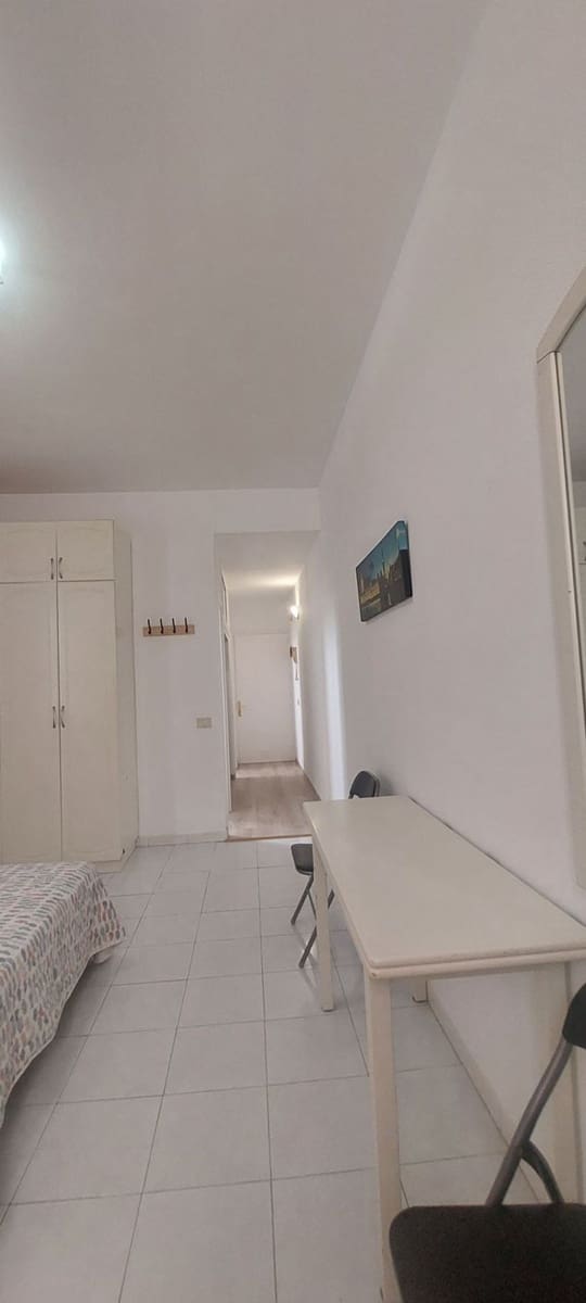Leilighet til leie i Las Palmas de Gran Canaria med garasje - € 775 (Ref: 9949058)