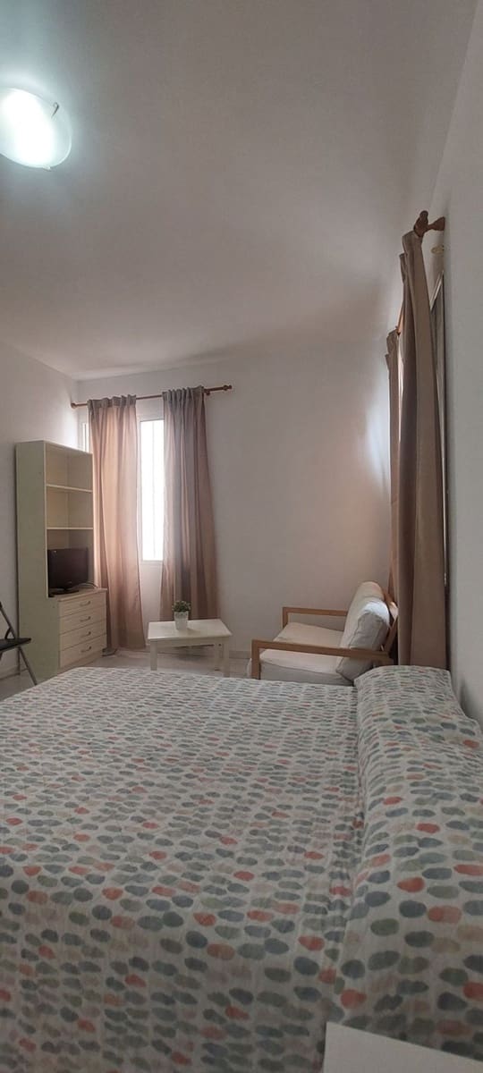Leilighet til leie i Las Palmas de Gran Canaria med garasje - € 775 (Ref: 9949058)