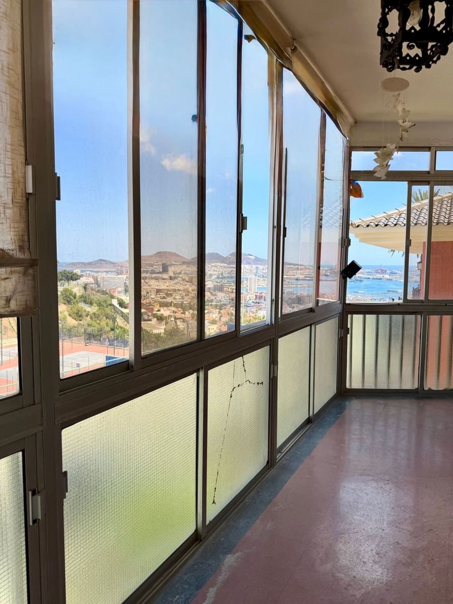 5 bedroom Apartment for sale in Las Palmas de Gran Canaria with garage - € 395,000 (Ref: 9958966)