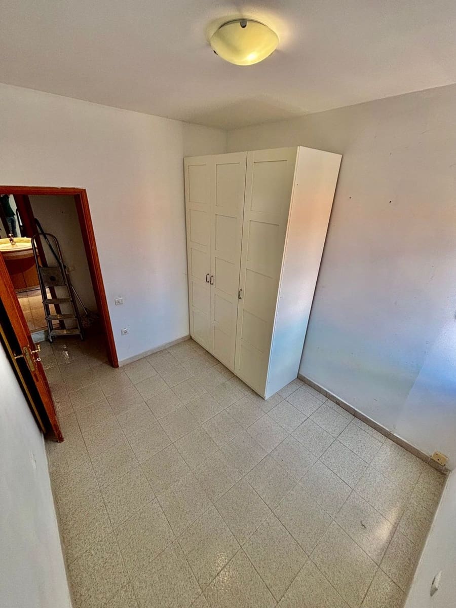 3 bedroom Apartment for sale in Las Palmas de Gran Canaria with garage - € 128,000 (Ref: 9961838)