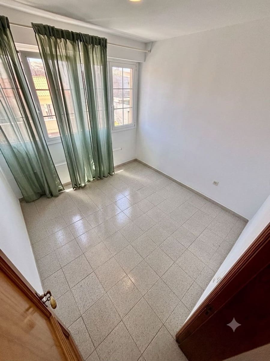 3 bedroom Apartment for sale in Las Palmas de Gran Canaria with garage - € 128,000 (Ref: 9961838)