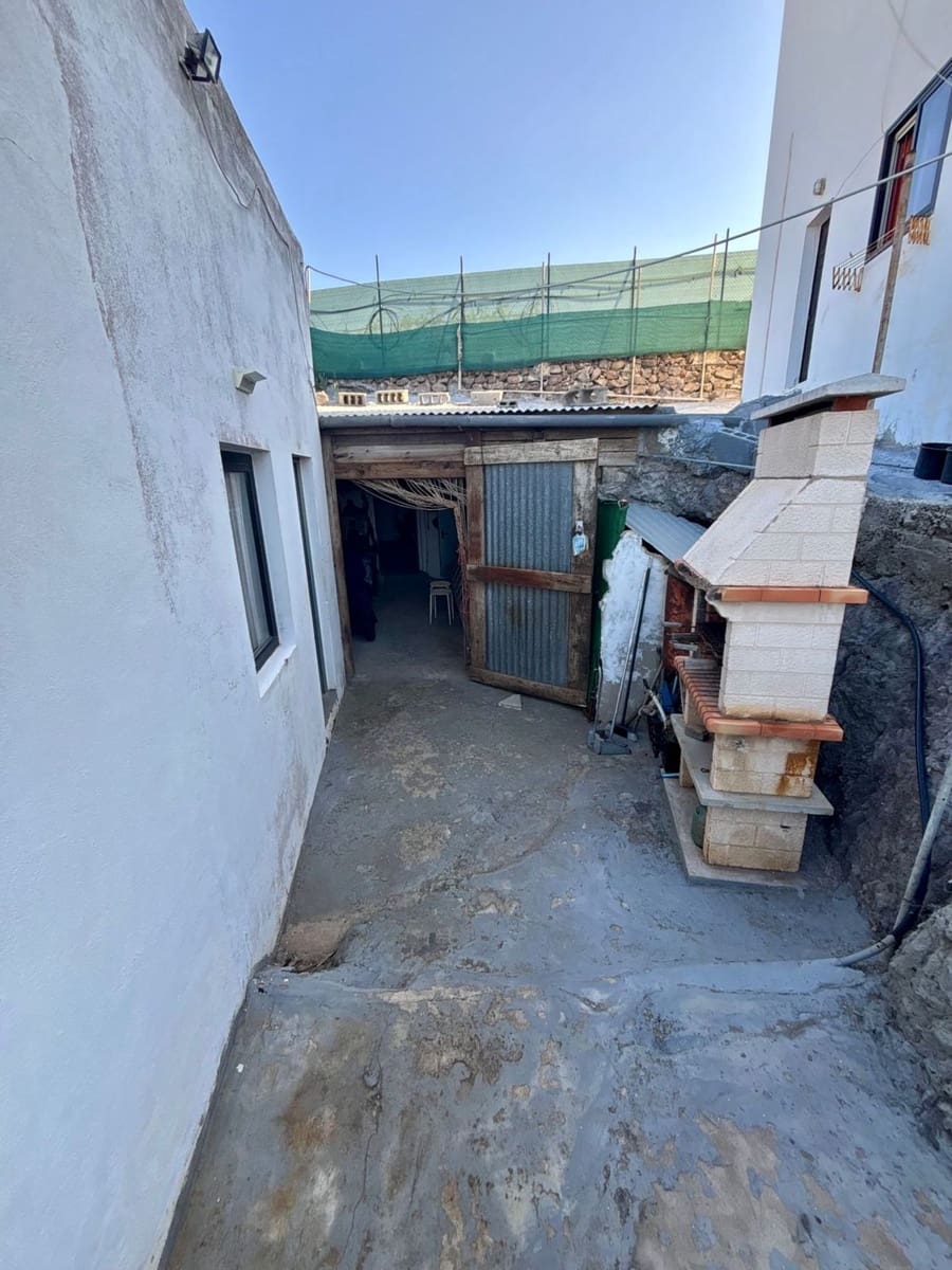 6 bedroom Finca/Country House for sale in Santa Maria de Guia de Gran Canaria with garage - € 299,000 (Ref: 9964622)