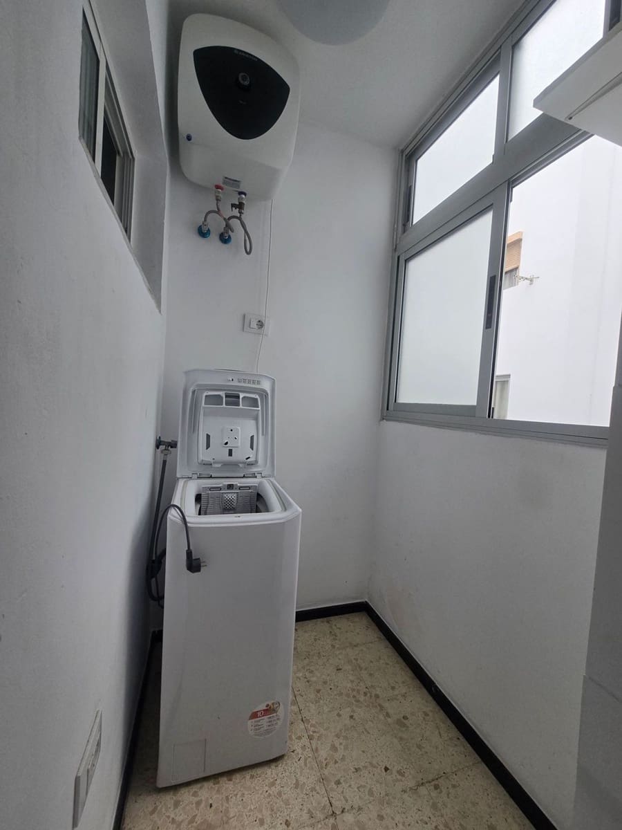 Appartement de 3 chambres à louer à Las Palmas de Gran Canaria avec garage - 1 000 € (Ref: 9993750)