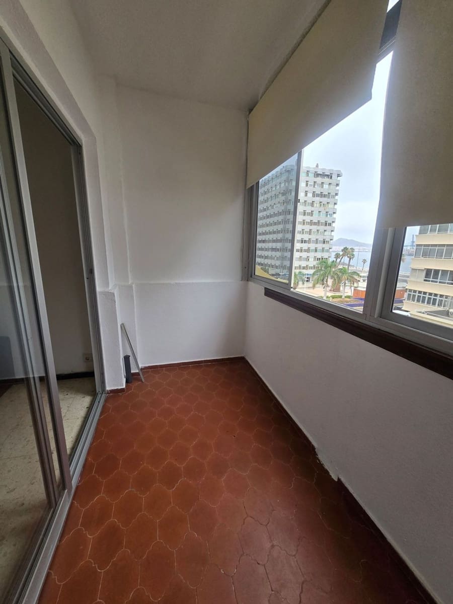 Appartement de 3 chambres à louer à Las Palmas de Gran Canaria avec garage - 1 000 € (Ref: 9993750)