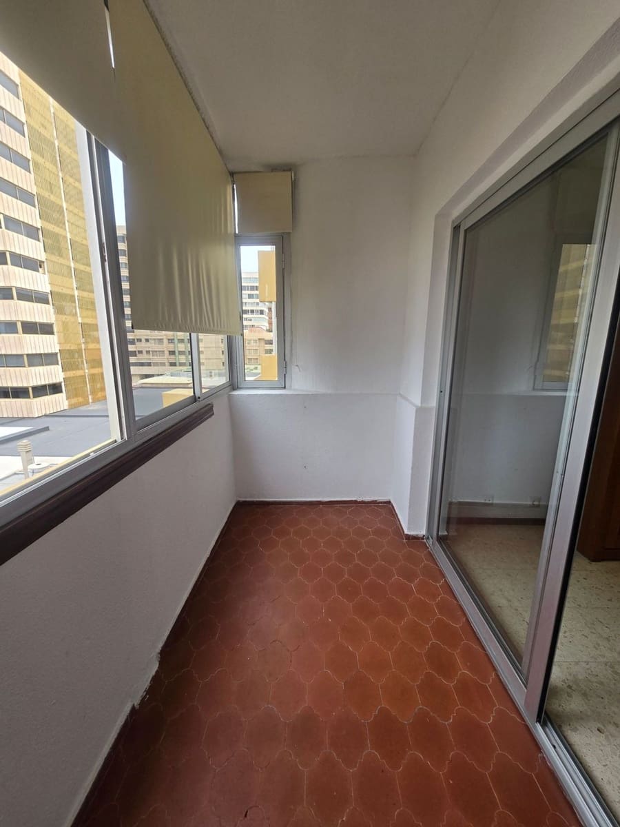 Appartement de 3 chambres à louer à Las Palmas de Gran Canaria avec garage - 1 000 € (Ref: 9993750)