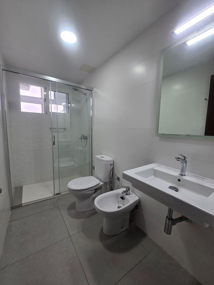 Appartement de 3 chambres à louer à Las Palmas de Gran Canaria avec garage - 1 000 € (Ref: 9993750)