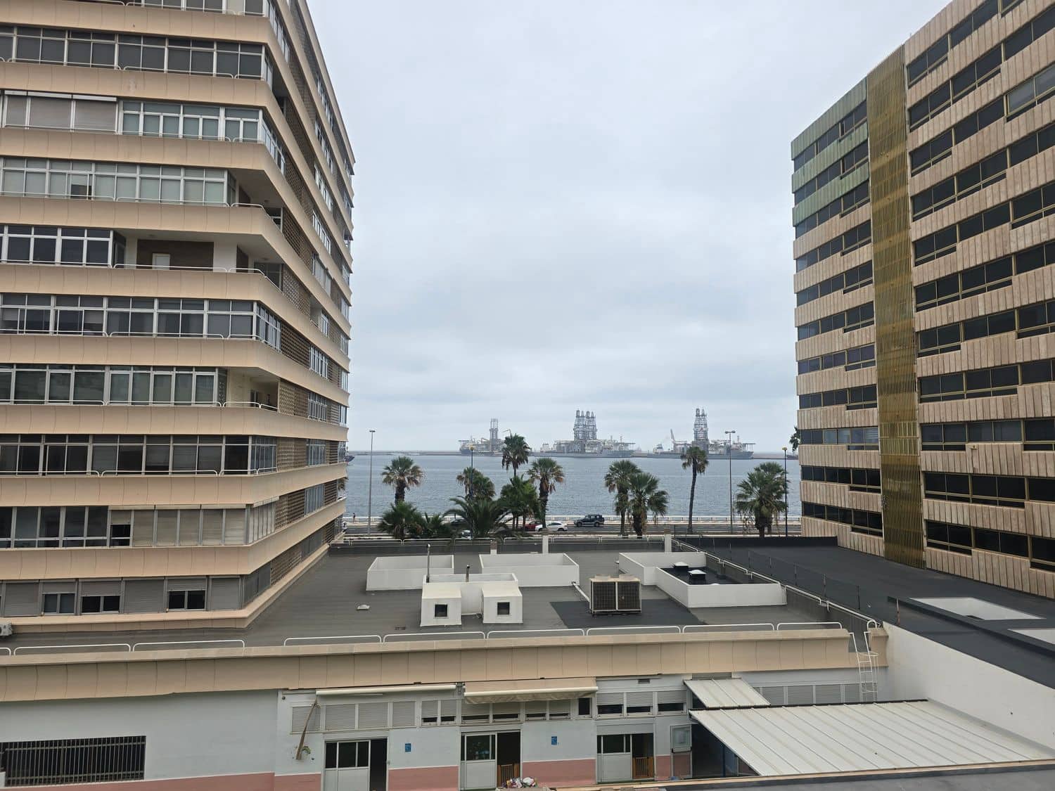 Appartement de 3 chambres à louer à Las Palmas de Gran Canaria avec garage - 1 000 € (Ref: 9993750)